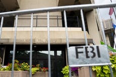 Abogada de Trump dice que se debe identificar a los agentes del FBI que catearon Mar-a-Lago pese a represalias