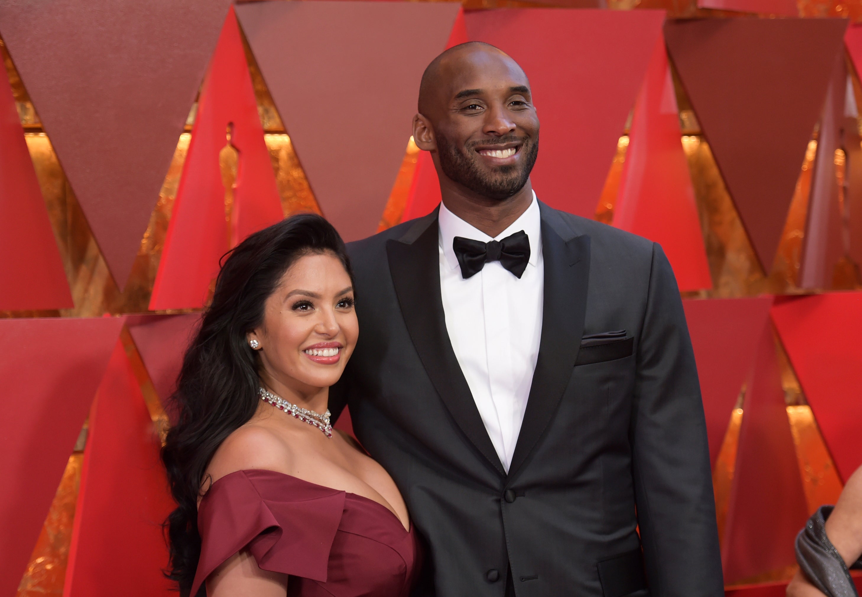La esposa de Kobe Bryant llora en el juzgado al declarar sobre las fotos filtradas del accidente de helicóptero