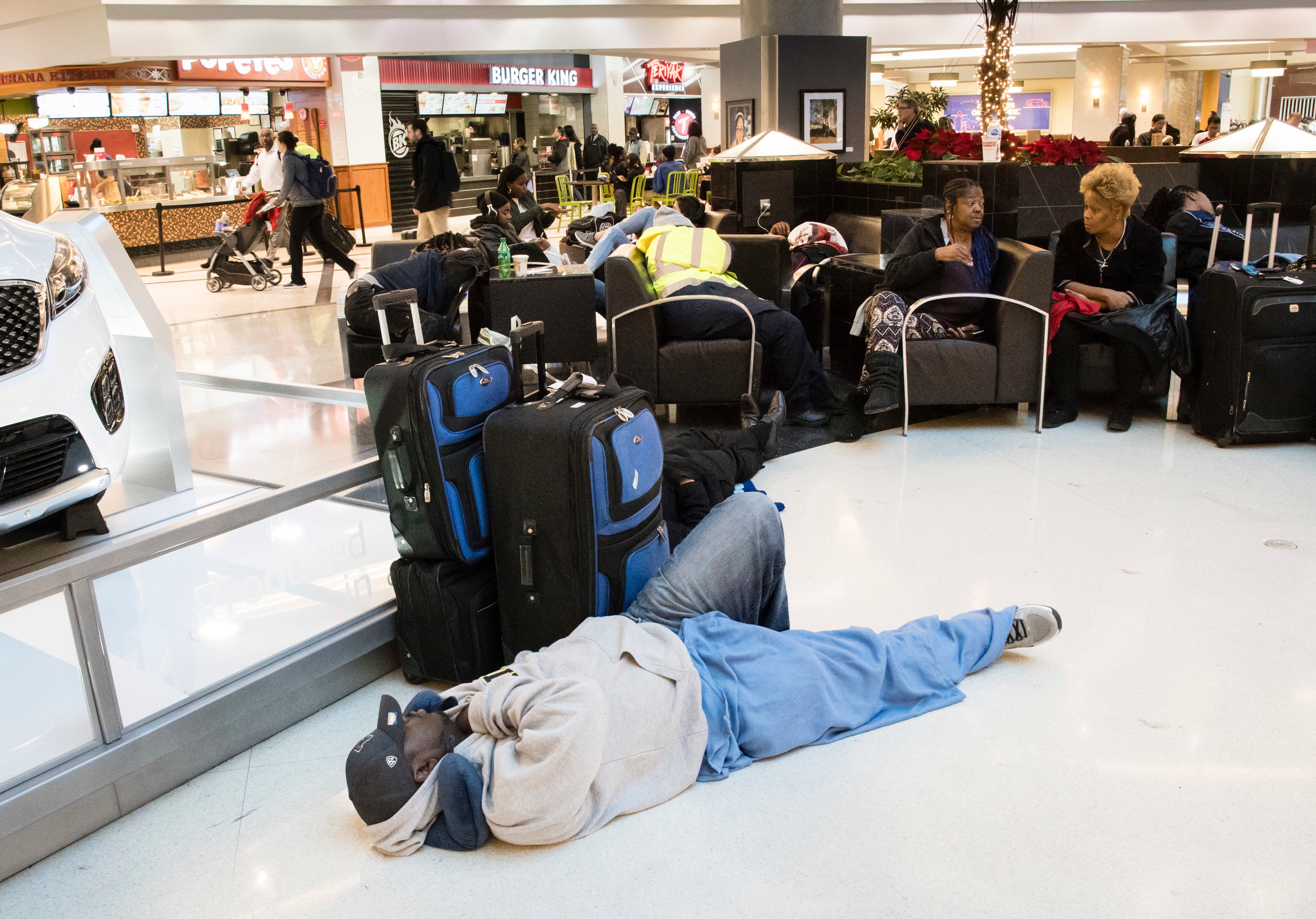 Un hombre duerme en el suelo en el aeropuerto de Atlanta