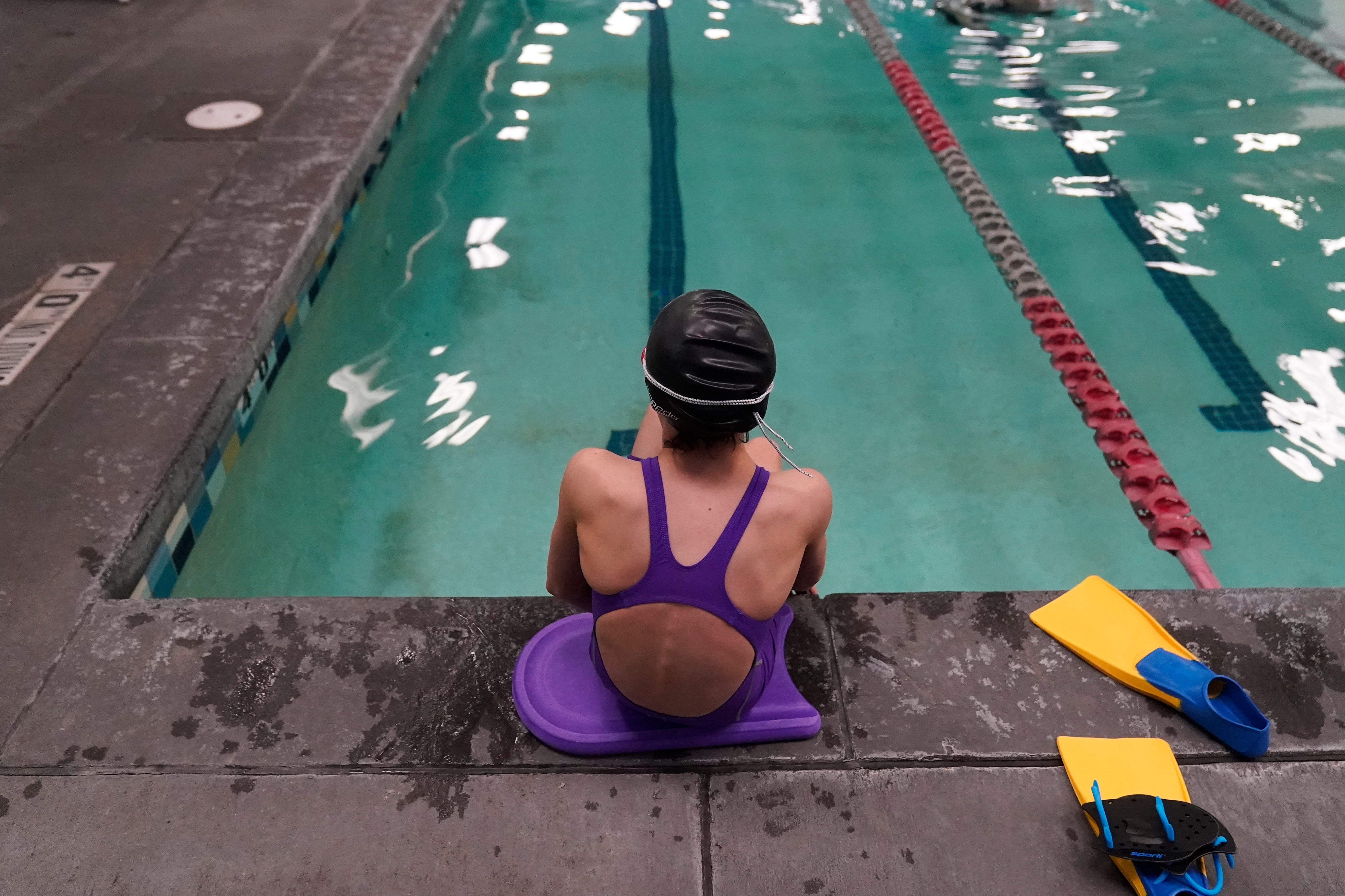Una nadadora transgénero de 12 años en Utah es fotografiada en febrero de 2021; una ley estatal que impedía a las niñas trans unirse a los deportes femeninos fue bloqueada por un tribunal estatal el 19 de agosto de 2022