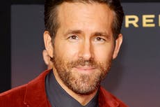 Ryan Reynolds “disfrutó” ser insultado en el primer partido del Wrexham al que asistió