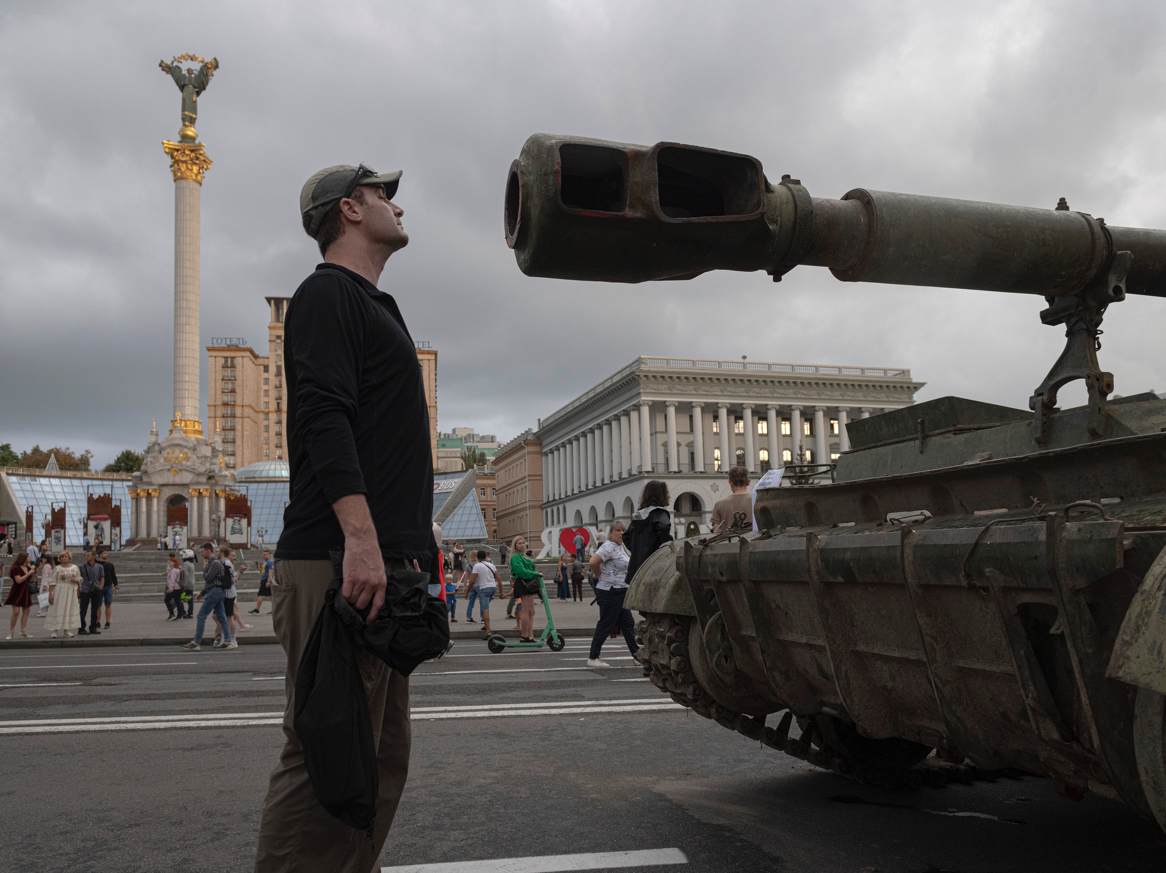 Exponen vehículos militares rusos dañados en Kyiv en las vísperas del día de la independencia