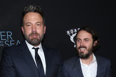 Casey Affleck bromea sobre su “familia disfuncional”; su novia le defiende por no asistir a la boda de Ben