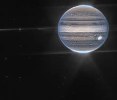 Nuevo telescopio espacial muestra las pequeñas lunas y las auroras de Júpiter