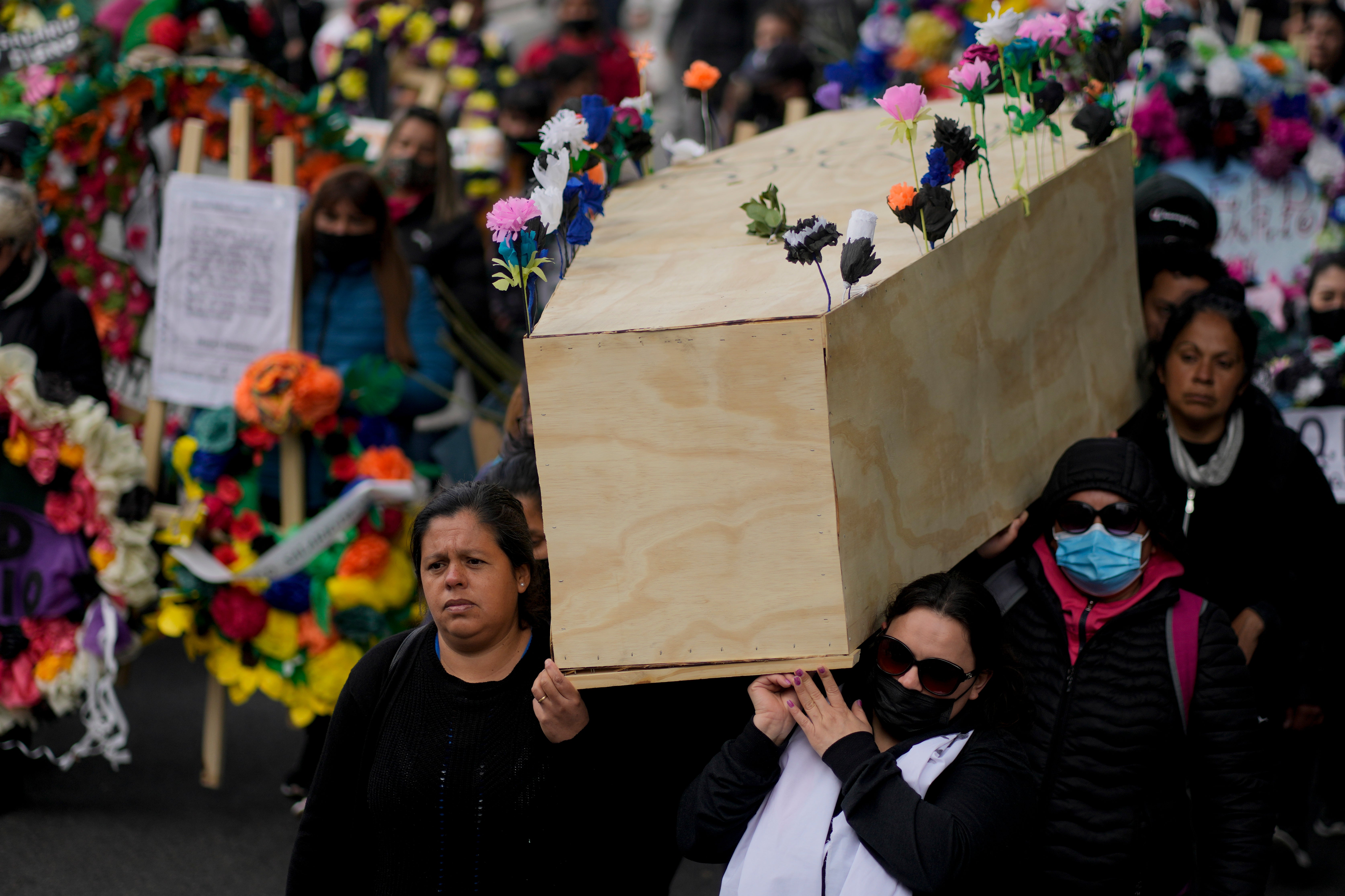 Entierro del salario mínimo en protesta argentina