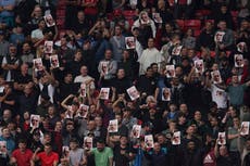 Hinchas de Man United protestan contra dueños del club