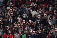Hinchas de Man United protestan contra dueños del club