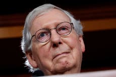 Piden a Mitch McConnell que comente los ataques de Trump a su mujer