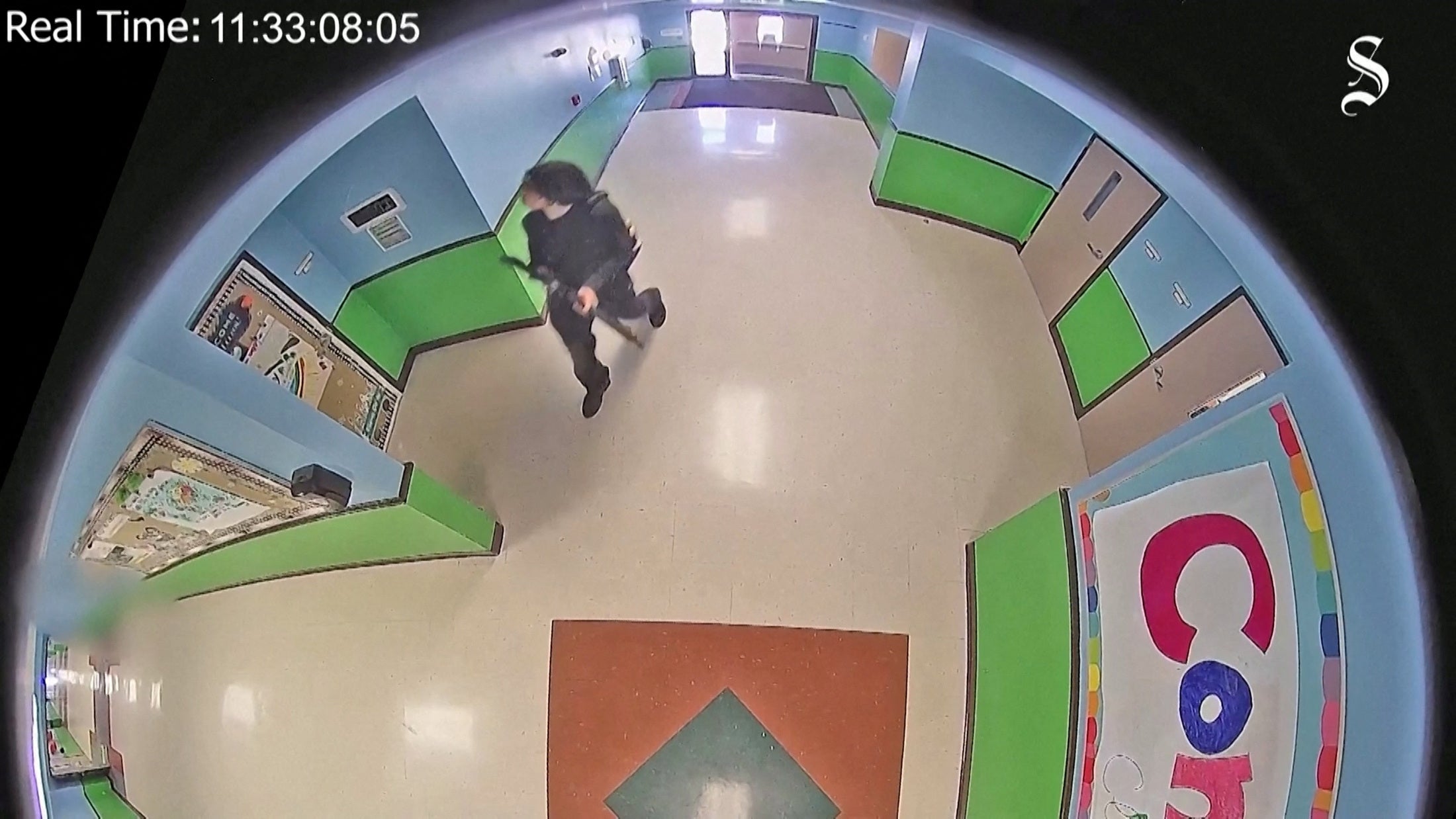 Salvador Ramos visto en las imágenes de vigilancia entrando en la escuela primaria Robb el 24 de mayo
