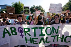 Juez bloquea aplicación en Texas de directrices sobre aborto