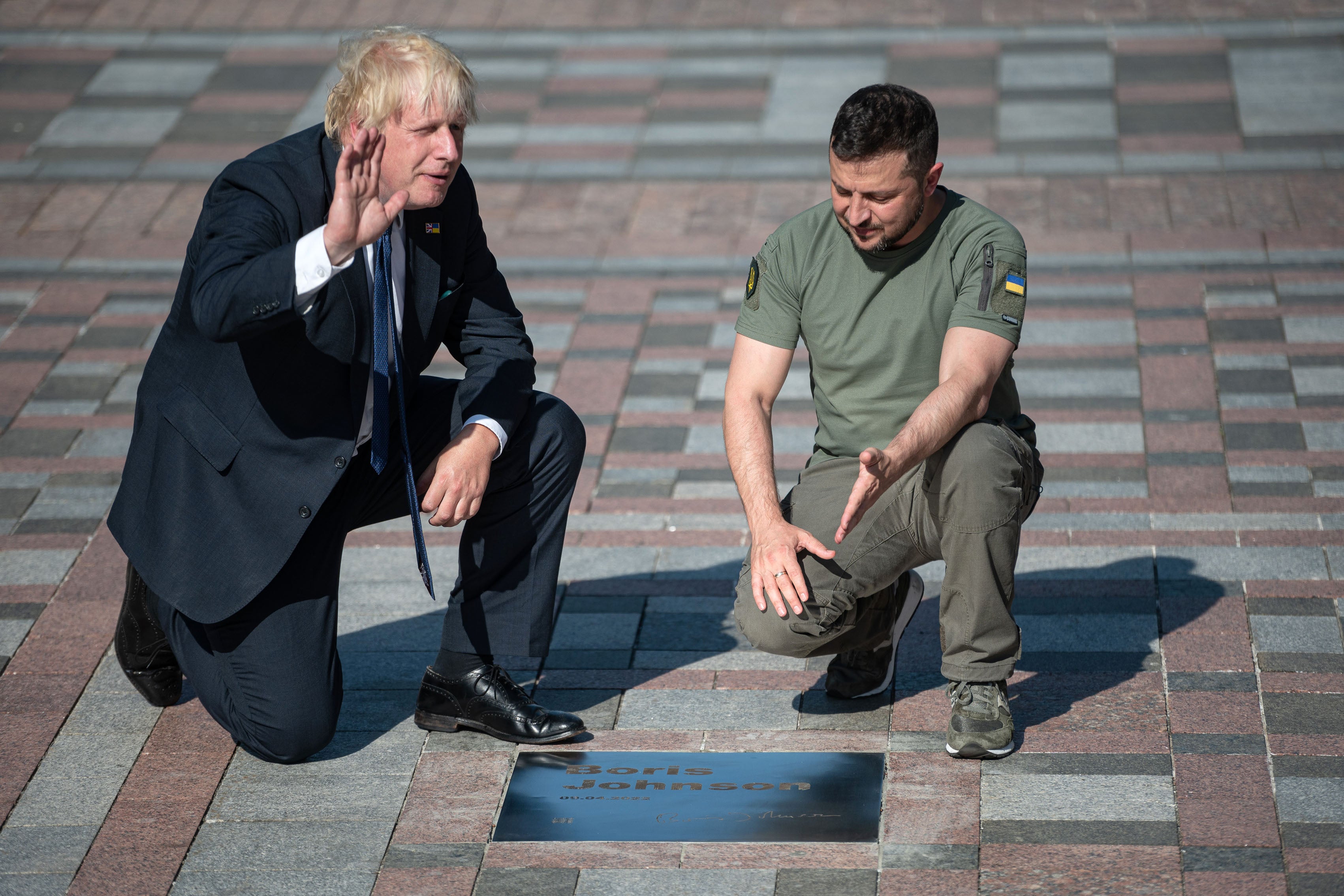Zelensky entrega a Boris Johnson una placa con su nombre en el “Paseo de los Valientes” de Kyiv