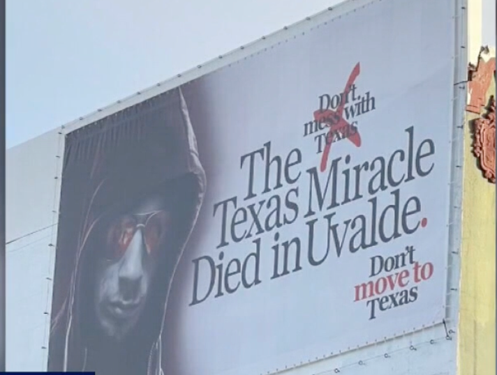Vallas publicitarias con un sombrío mensaje que advierte contra mudarse a Texas han aparecido alrededor de las áreas metropolitanas de California