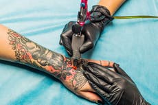 Casi la mitad de las tintas para tatuajes contienen sustancias químicas que pueden causar cáncer: estudio