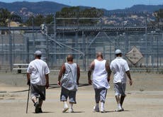 California permitiría que más presos enfermos sean liberados