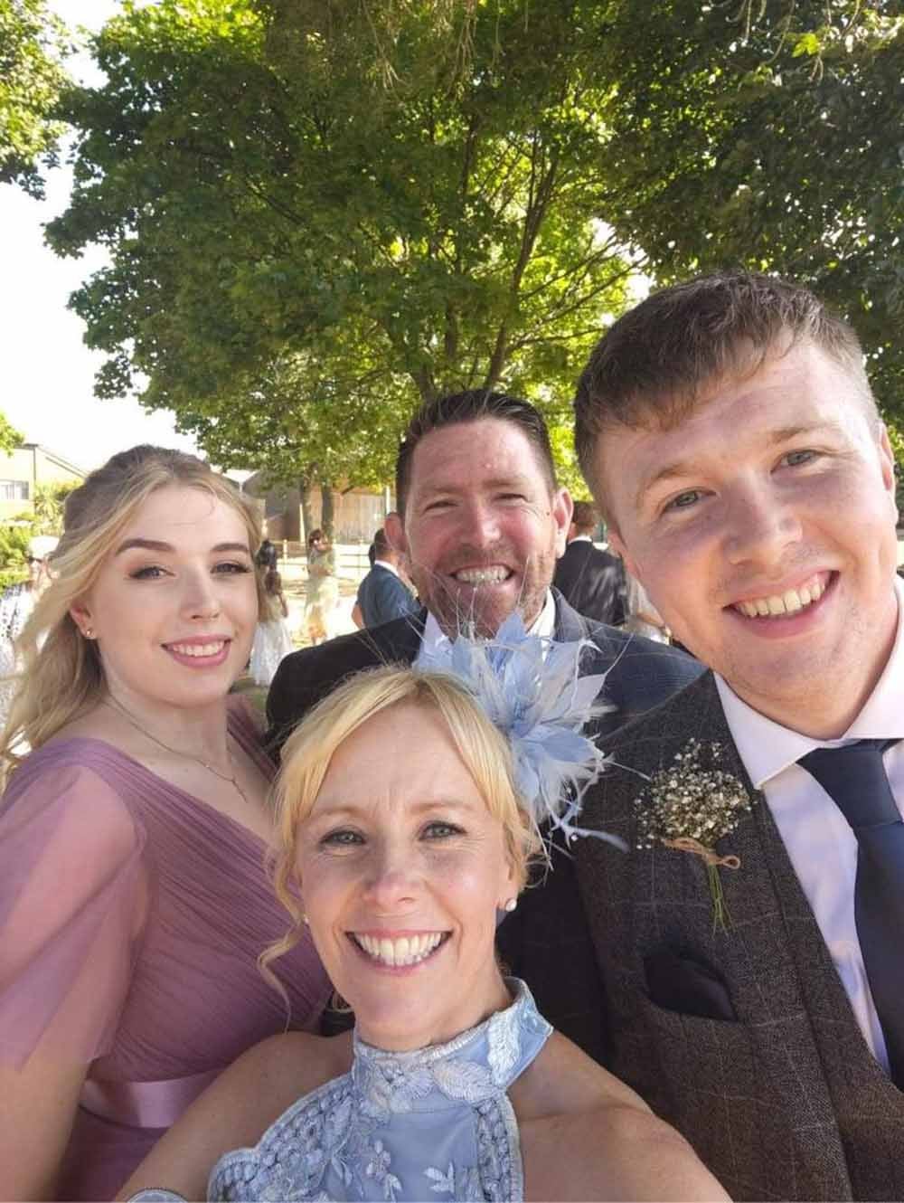 Shane en una foto con su esposa y sus hijos