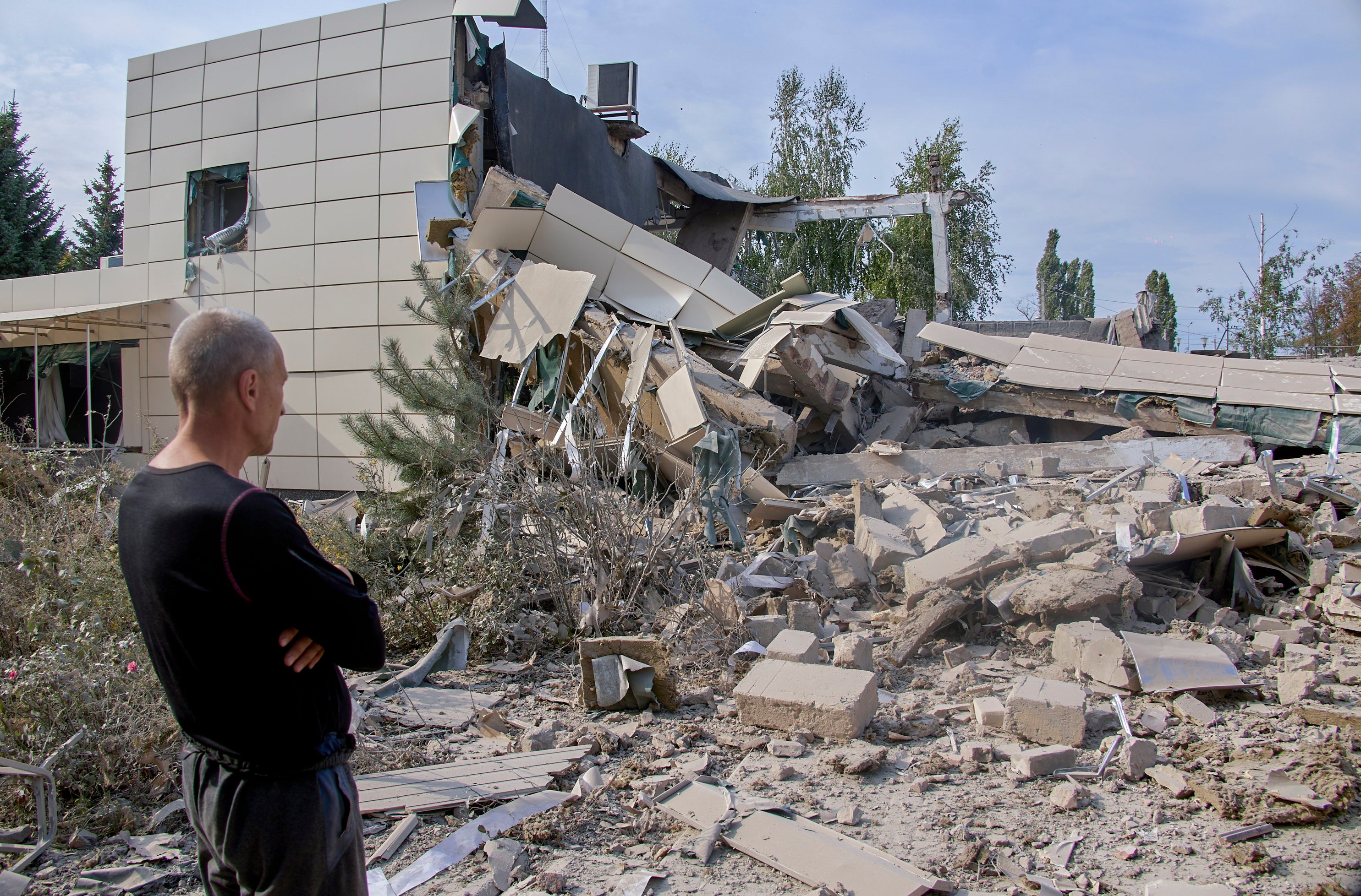 Los resultados del bombardeo en la ciudad ucraniana de Derhachi el viernes