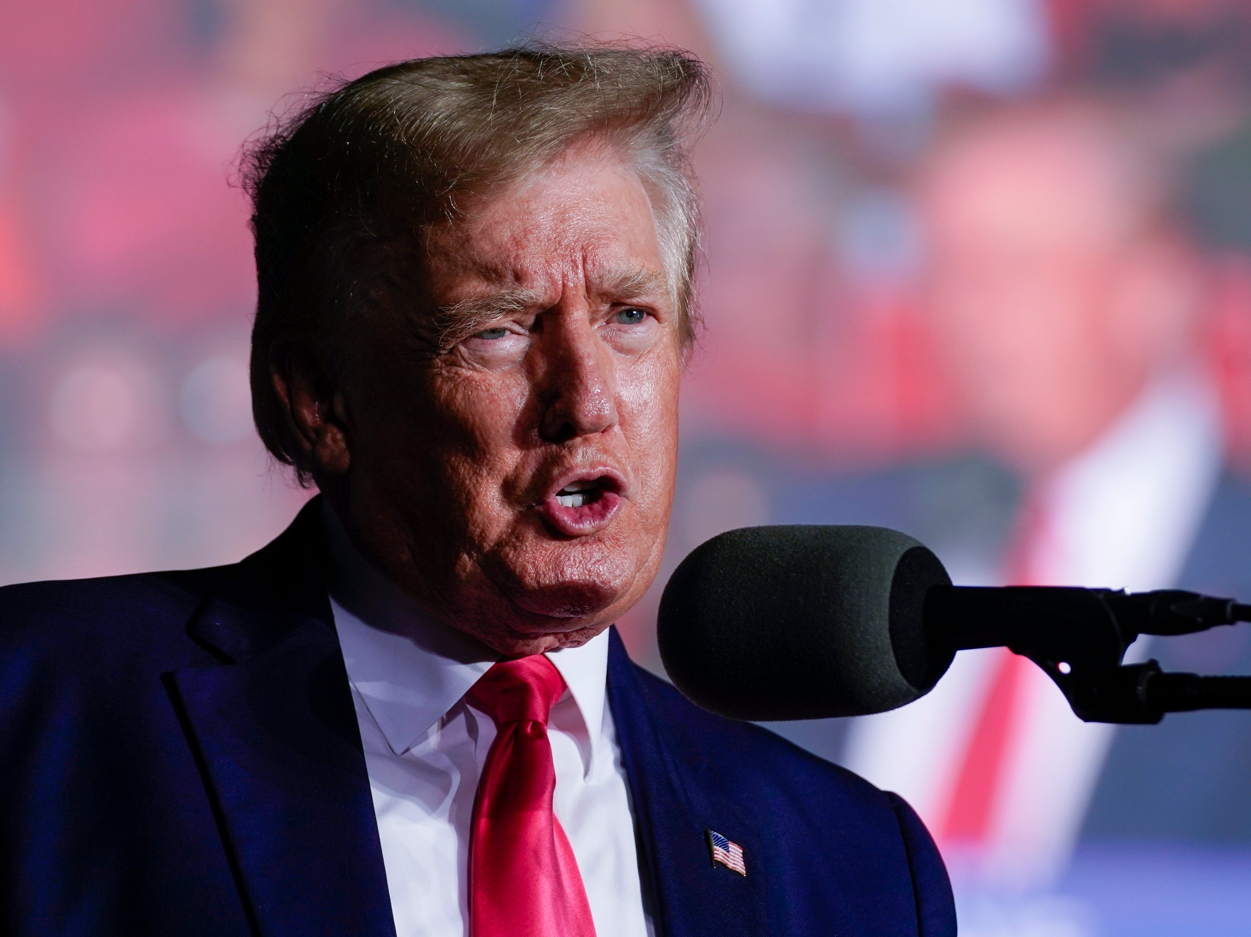 Trump contrata al exfiscal general de Florida para que lo represente en el caso de documentos de Mar-a-Lago