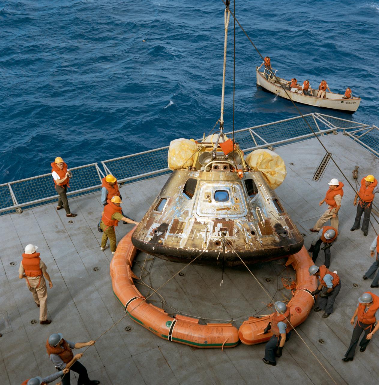 La nave Apolo 11 a bordo del USS Hornet tras regresar de la Luna en 1969