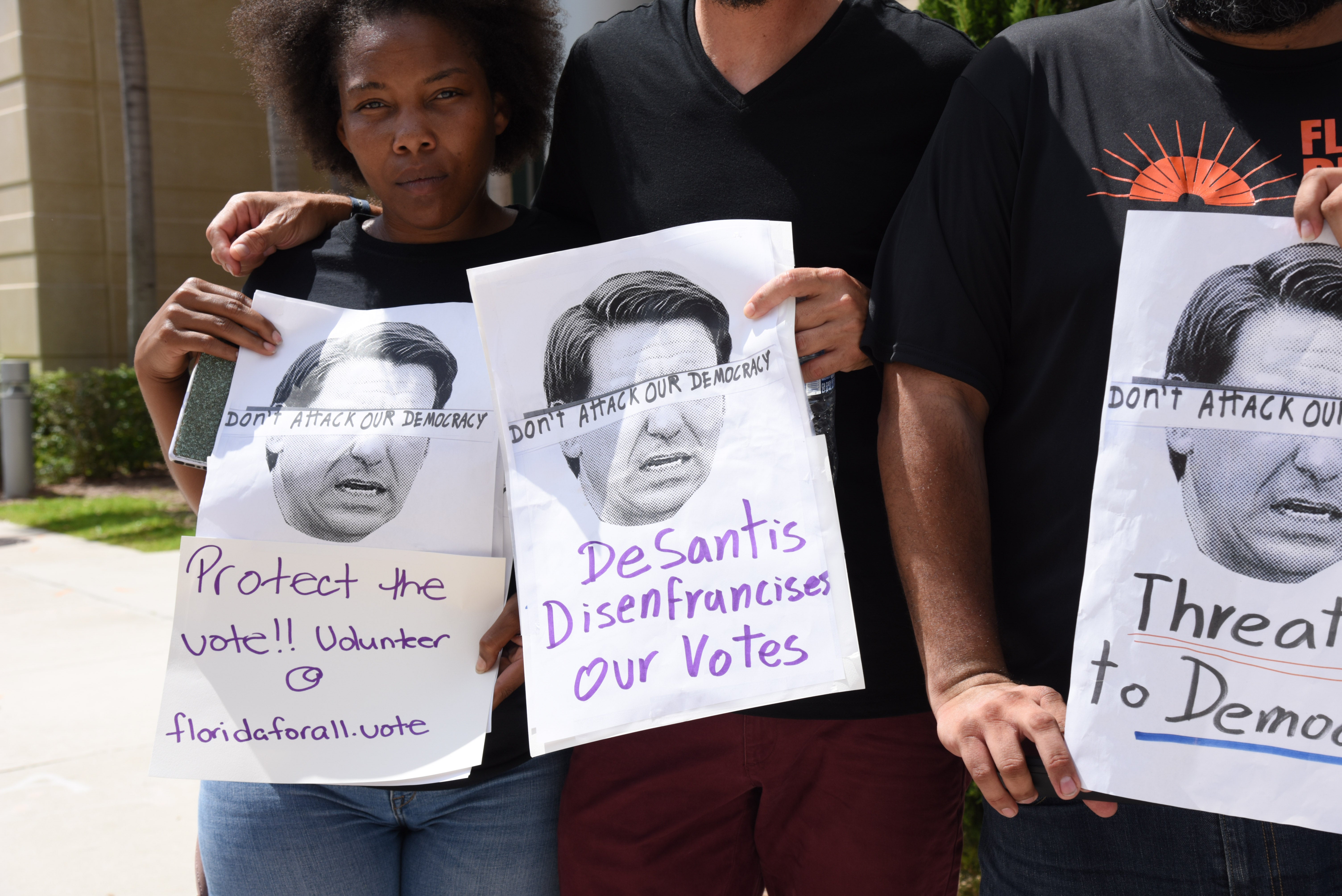 Manifestantes ante el tribunal del condado de Broward, Florida, el 18 de agosto