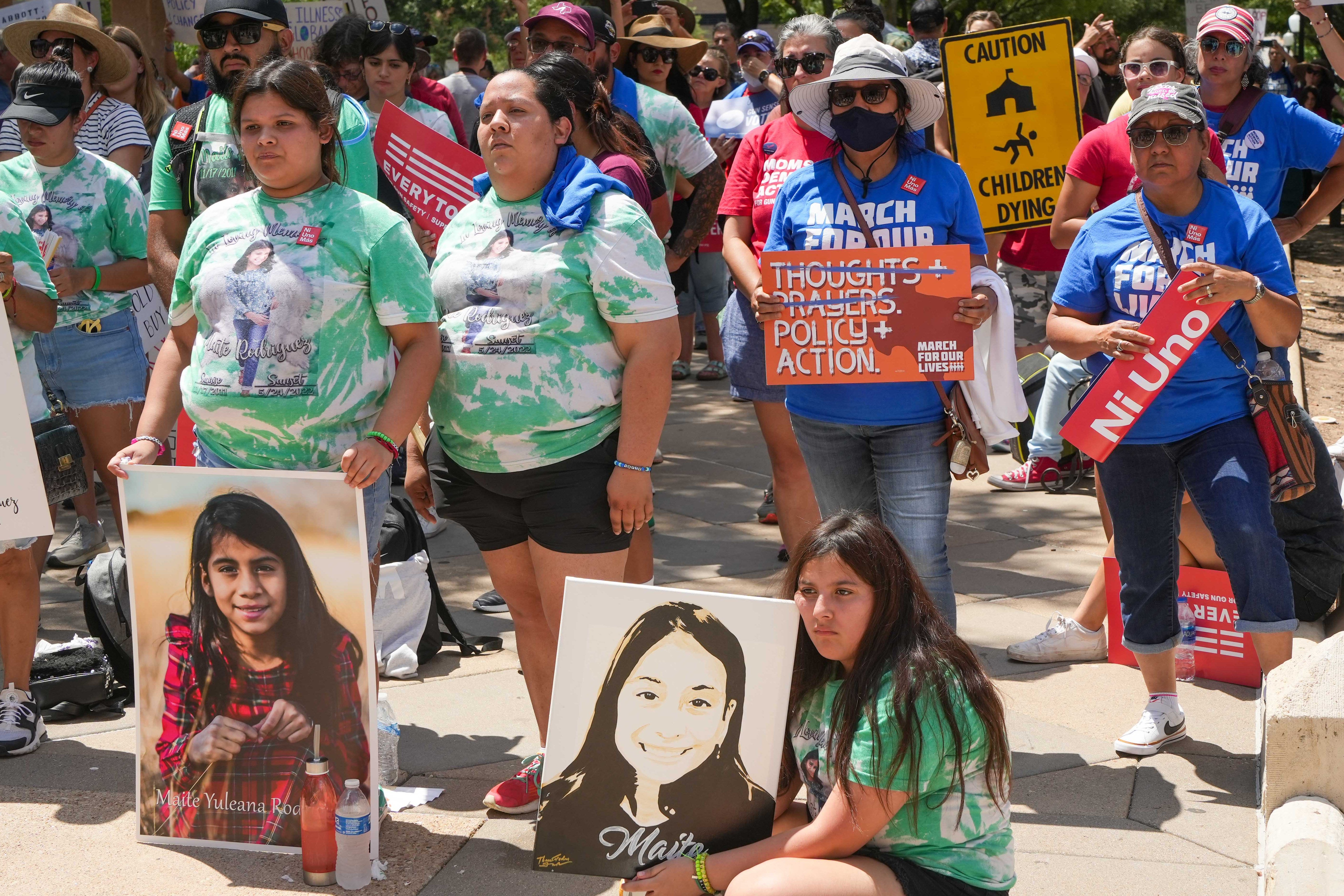 Familias de Uvalde y miembros de la comunidad realizan una protesta en la capital de Texas el sábado