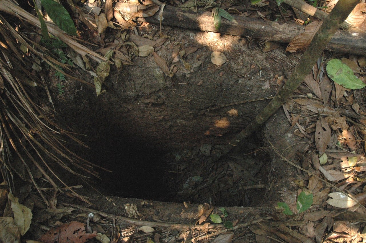 Un agujero encontrado en una de las chozas de la tribu