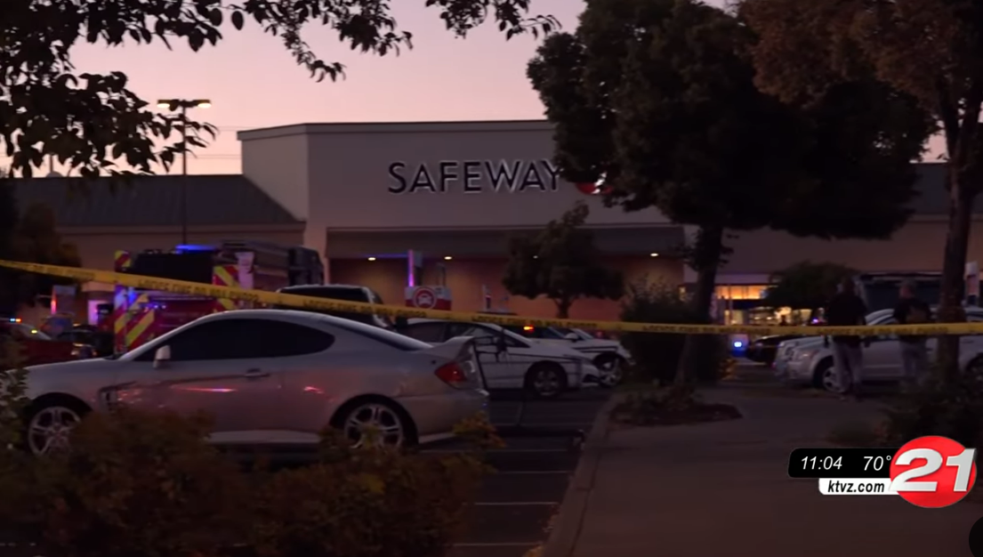 El domingo por la noche, un hombre armado entró en una tienda Safeway en Oregon y abrió fuego, hiriendo mortalmente a dos víctimas; el hombre armado fue hallado dentro de la tienda por la policía, y dijeron que murió de una herida de bala