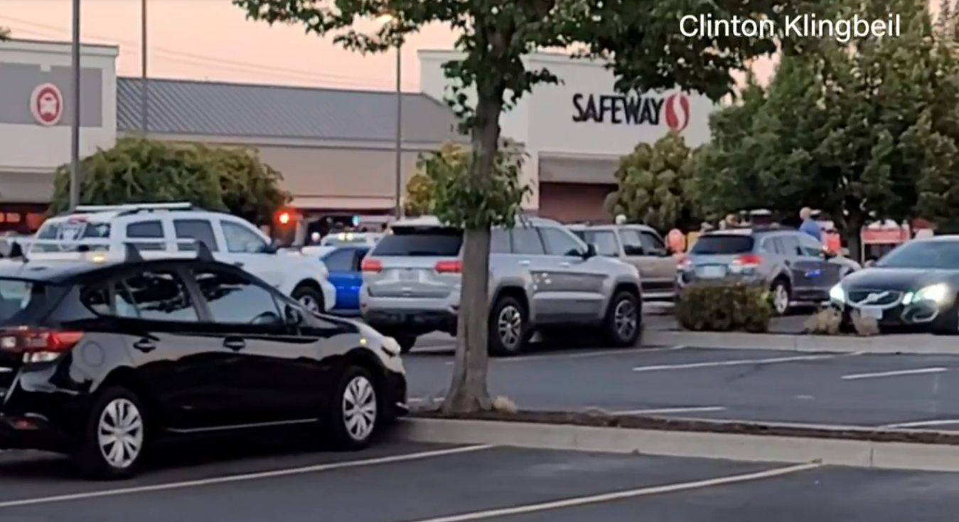 Un hombre armado entró en un Safeway en Bend, Oregon, y disparó y mató al menos a dos personas, dijo la policía