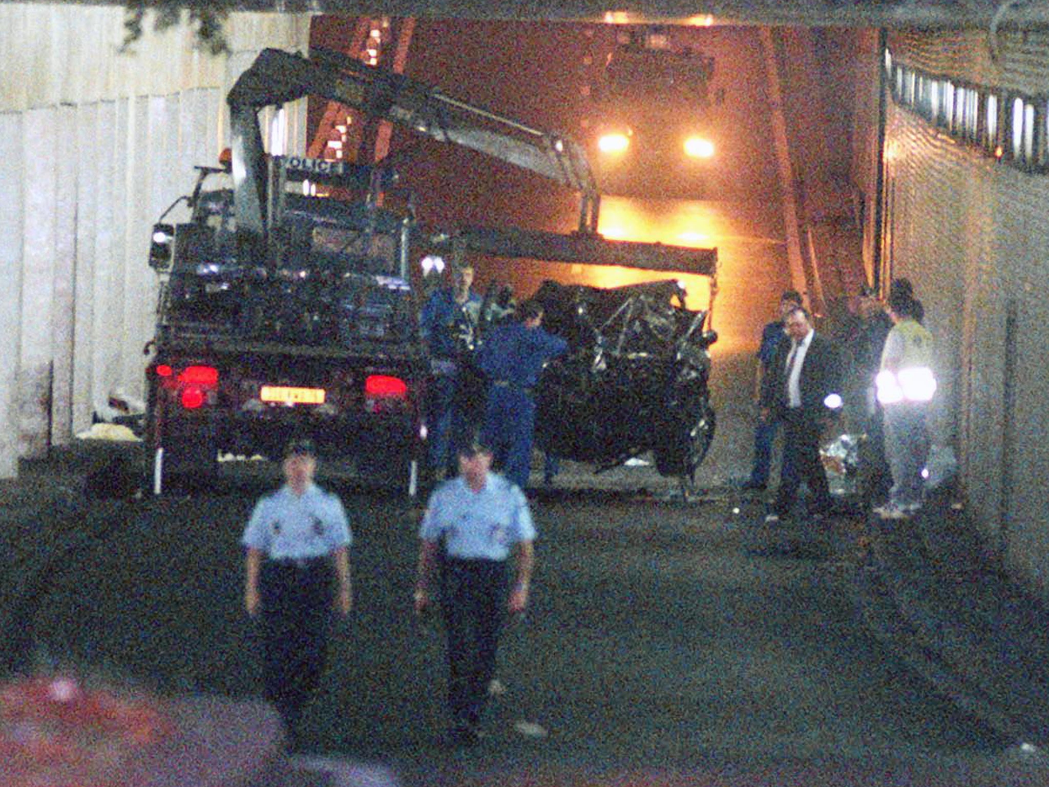 Los restos del coche de la princesa Diana son levantados por un camión para ser retirados del puente del Almá el 31 de agosto de 1997