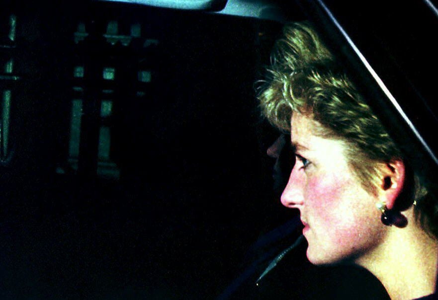 Diana es conducida al Palacio de Kensington tras el anuncio de su separación del príncipe Charles, el 9 de diciembre de 1992