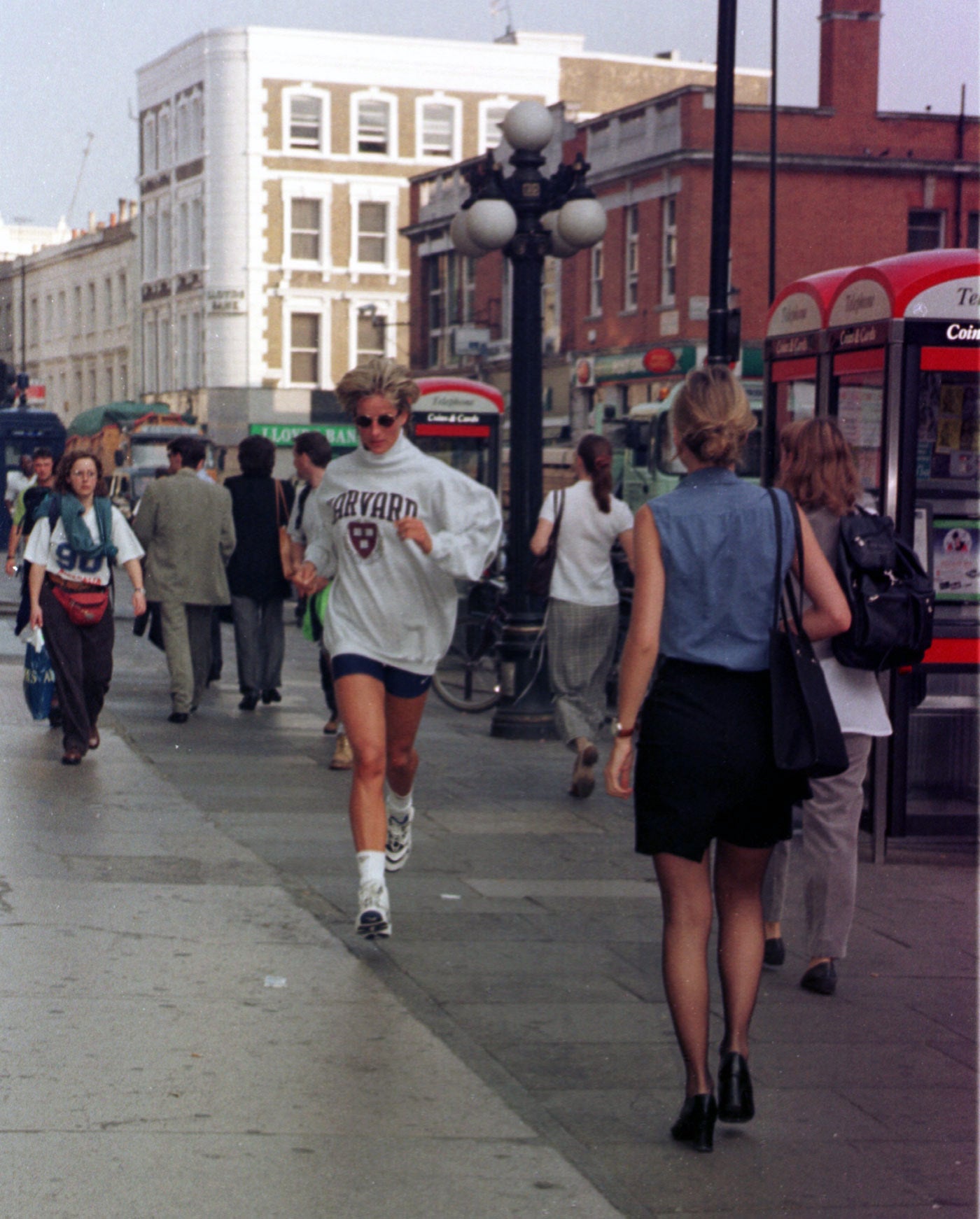 Diana, fotografiada 10 días antes de su muerte, corre hacia su coche en Earl’s Court Road, en Londres, después de ir al gimnasio