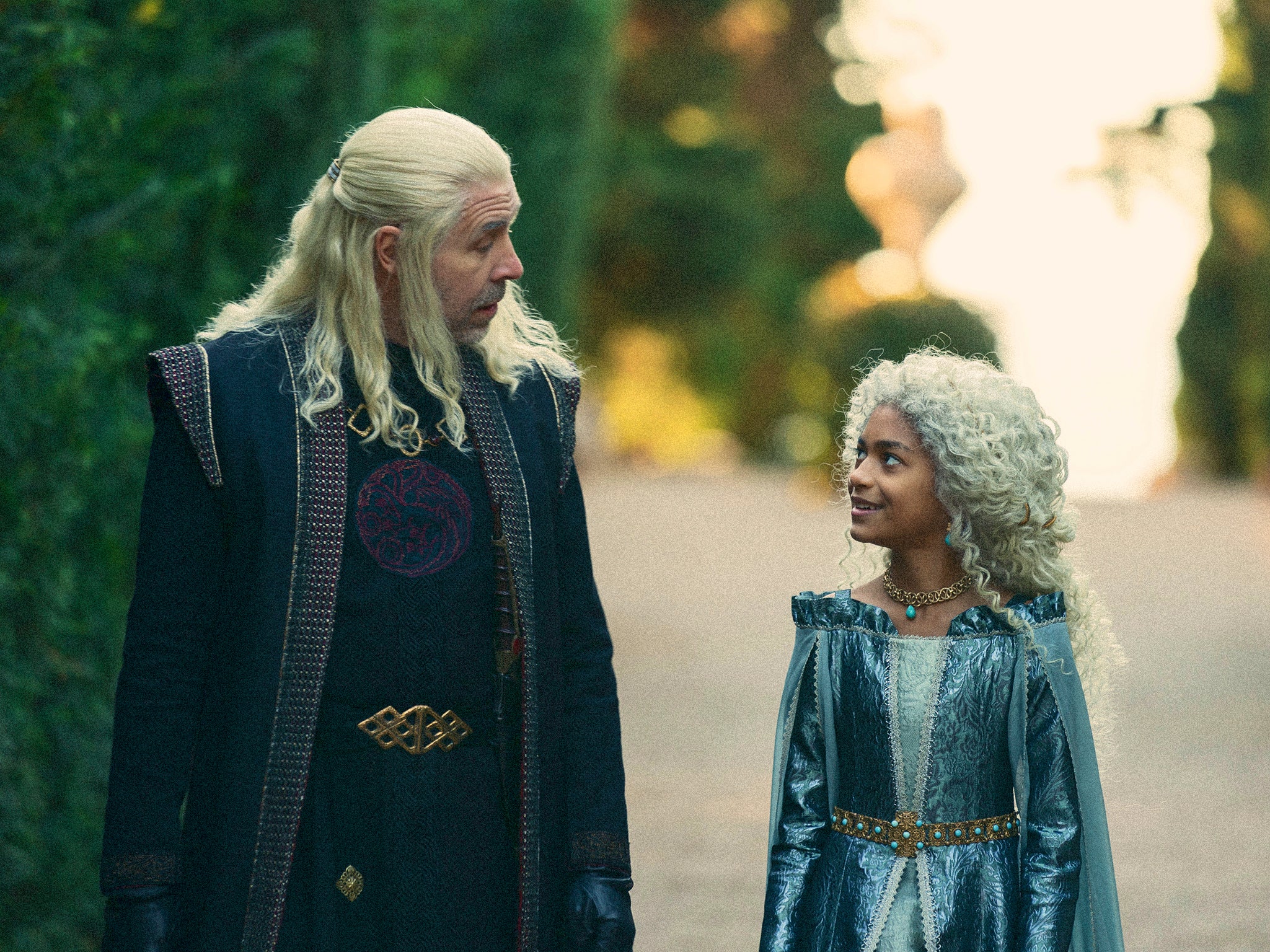 Paddy Considine y Nova Foueillis-Mosé como Viserys Targaryen y Laena Velaryon en ‘House of the Dragon’