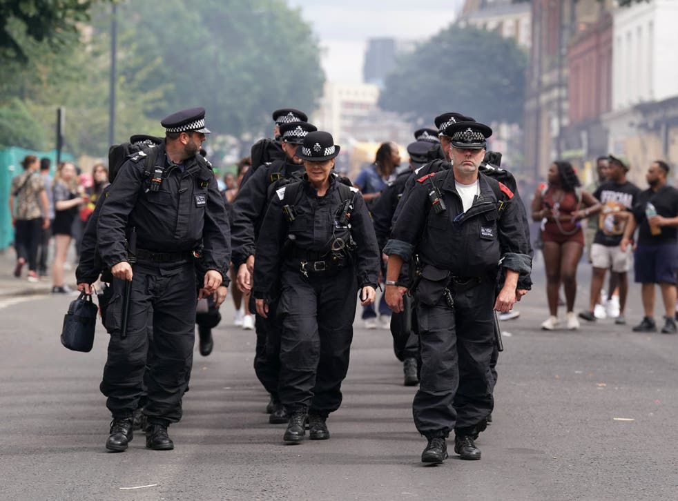<p>Oficiales de policía en el carnaval de Notting Hill </p>