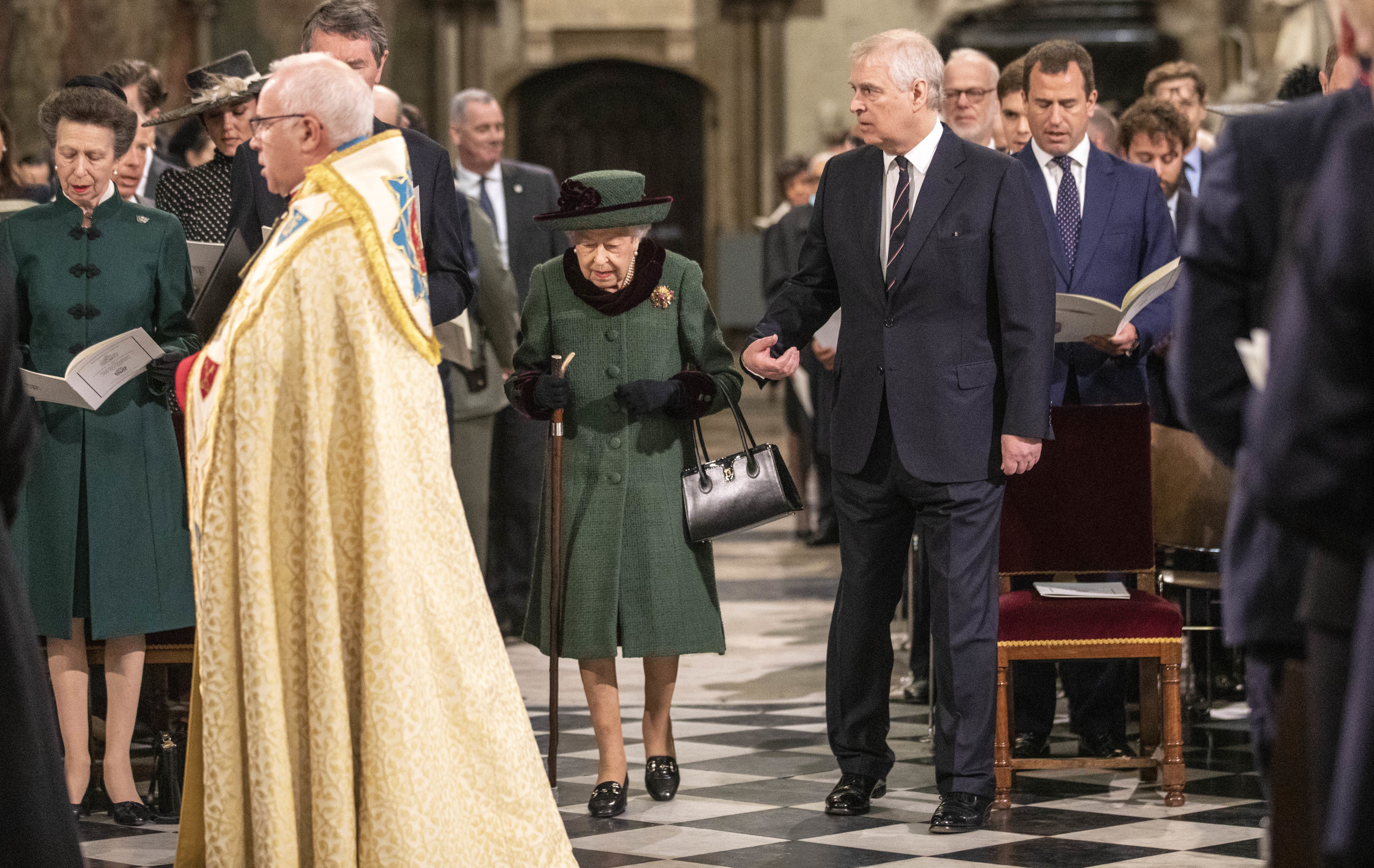 La reina y el duque de York llegan al evento religioso de acción de gracias por la vida del duque de Edimburgo, en la Abadía de Westminster en marzo