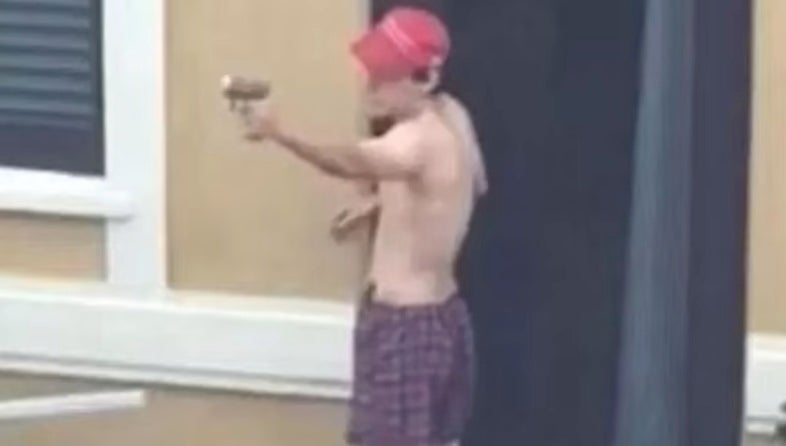 Nikolas Cruz practica disparar mientras usa una gorra de MAGA