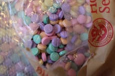 ¿Dulce o truco? Incautan pastillas de fentanilo en envoltorios de caramelos en Aeropuerto de Los Ángeles