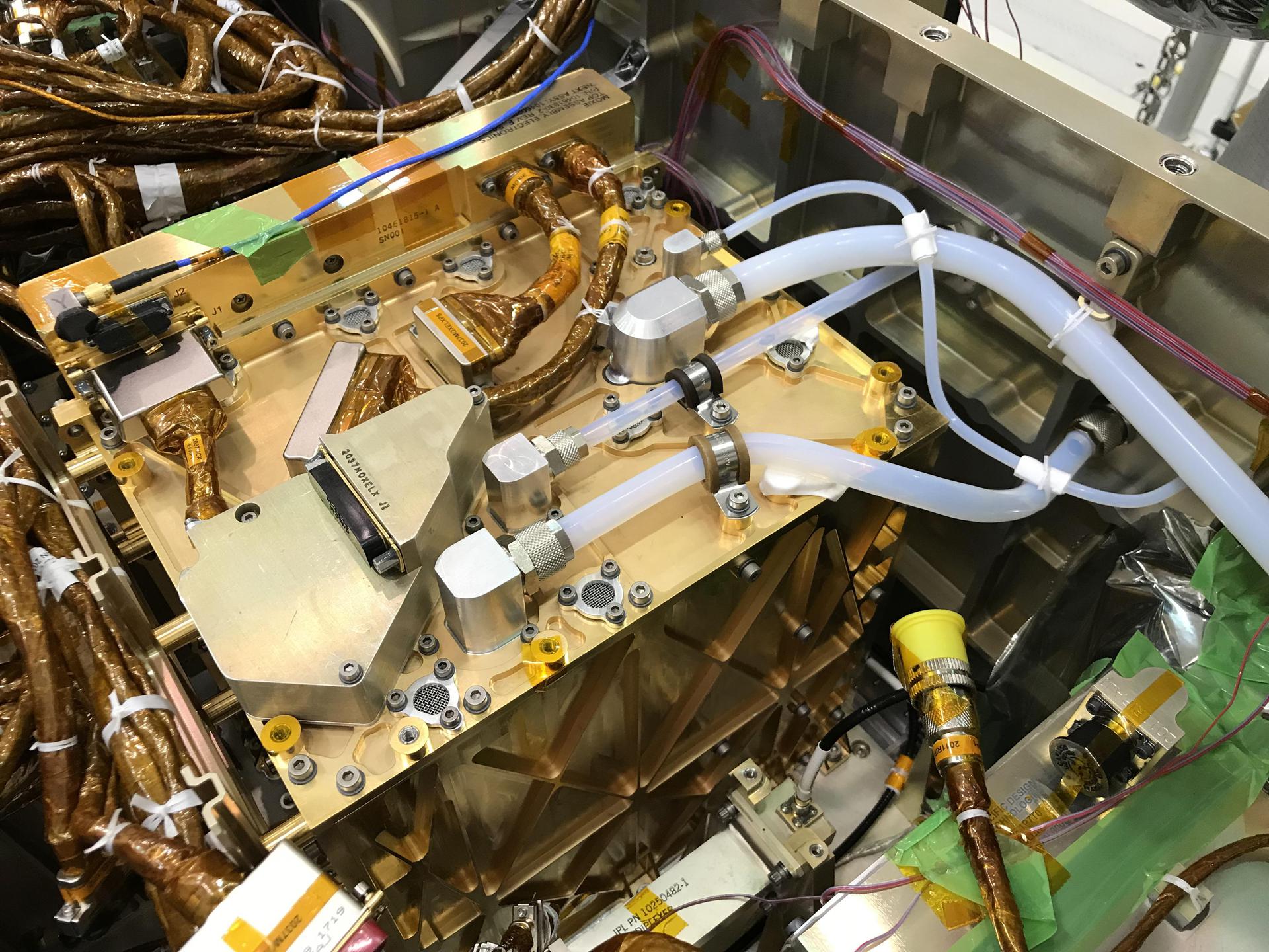 El Moxie (Experimento de Utilización de Recursos In Situ de Oxígeno en Marte) como se veía instalado en el rover Perseverance de la Nasa en 2019; Moxie y Perseverance aterrizaron en Marte en 2021