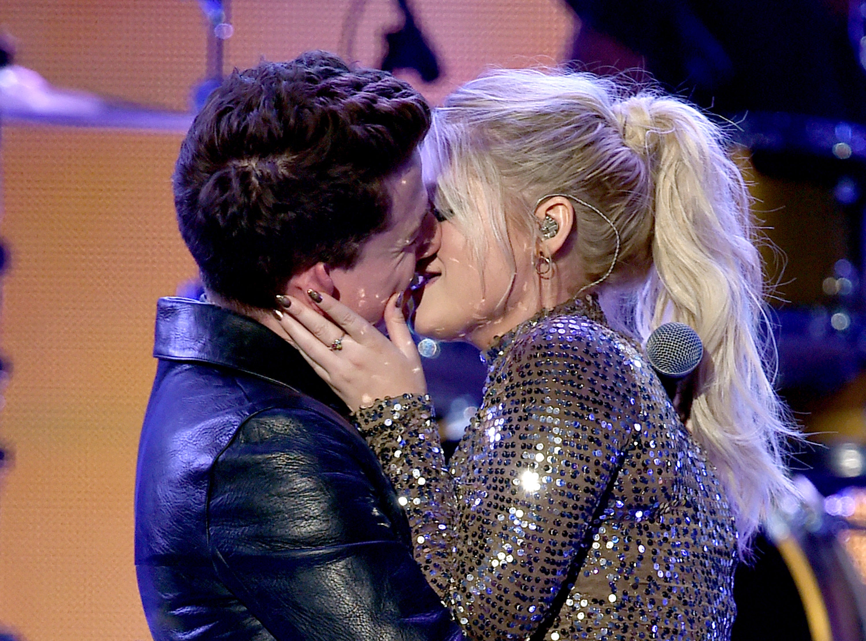 Charlie Puth y Meghan Trainor se besan sobre el escenario en los American Music Awards 2015