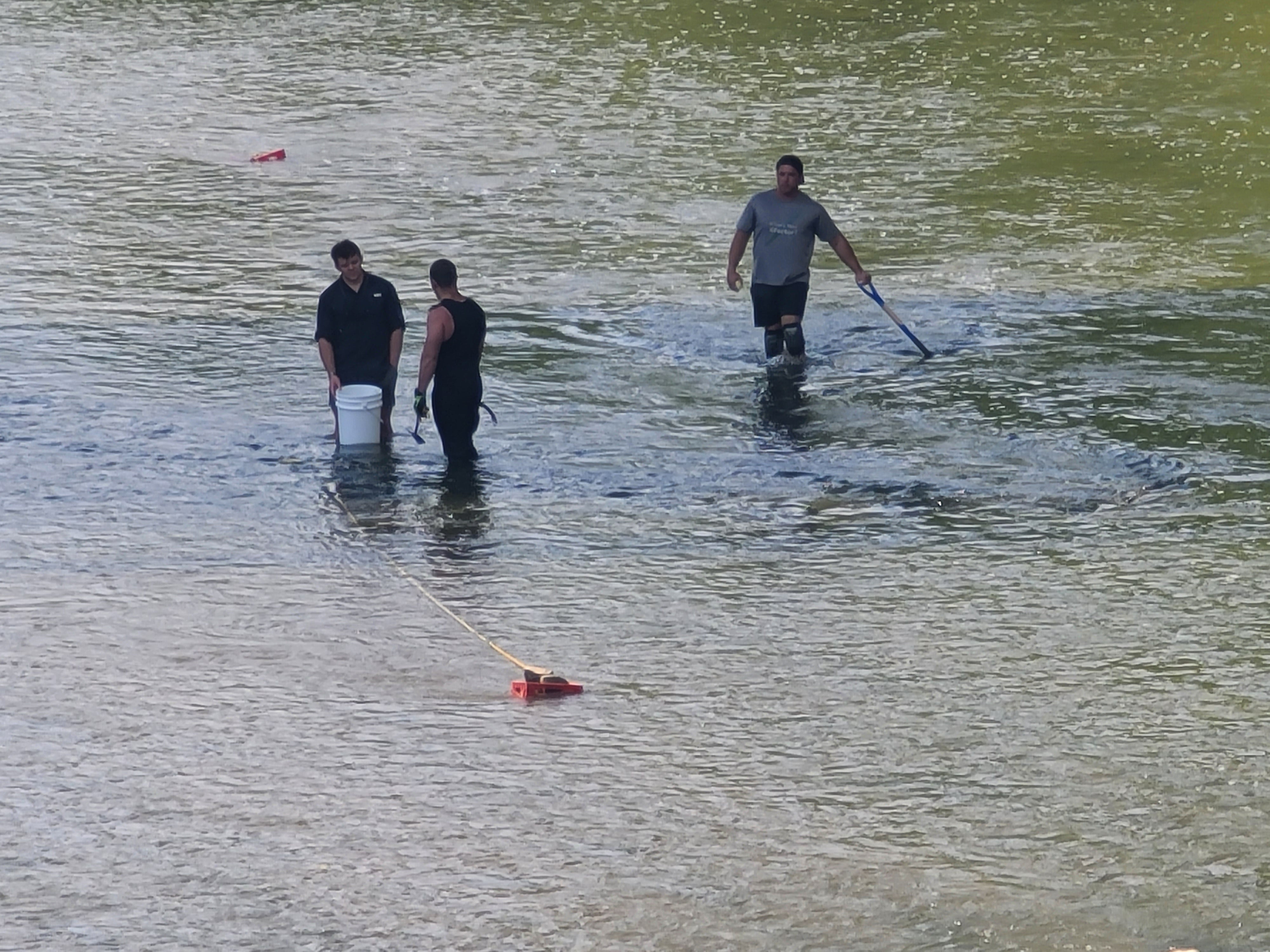 Agentes de la ley realizan una búsqueda en el río Wabash en Perú, Indiana