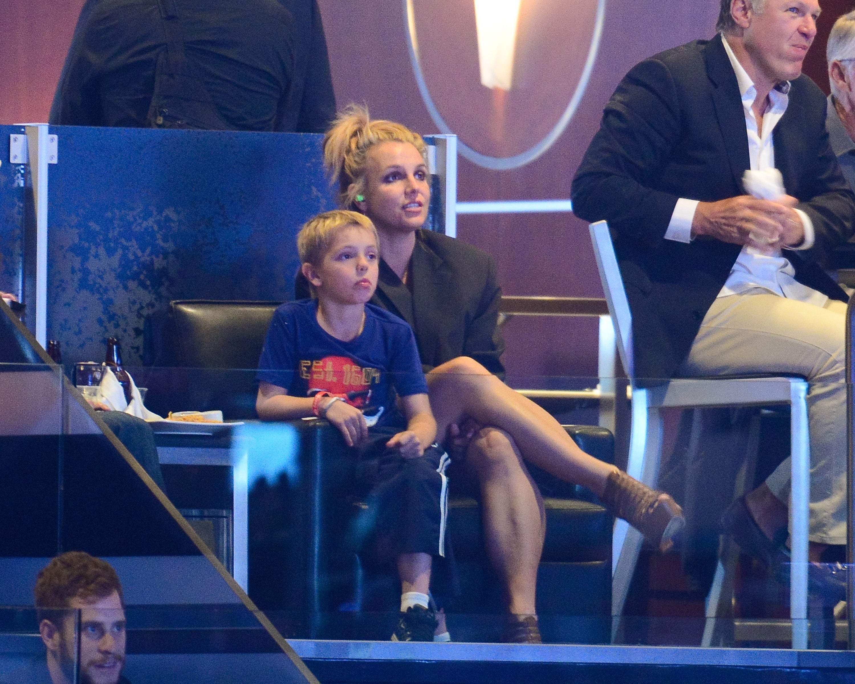 Britney Spears y su hijo Jayden James Federline en un partido de hockey en 2014