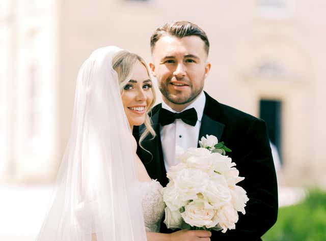 Courtney Wilson-Calder y su esposo, Liam Calder, el día de su boda