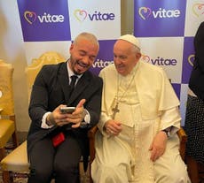 J Balvin lleva reggaeton al Vaticano, “sos un travieso”, responde el papa Francisco