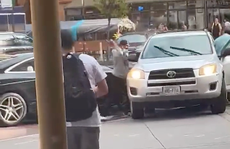 Persecución en auto en Nueva York captada en vídeo viral termina en un dramático robo: “¡Tiene un arma!”