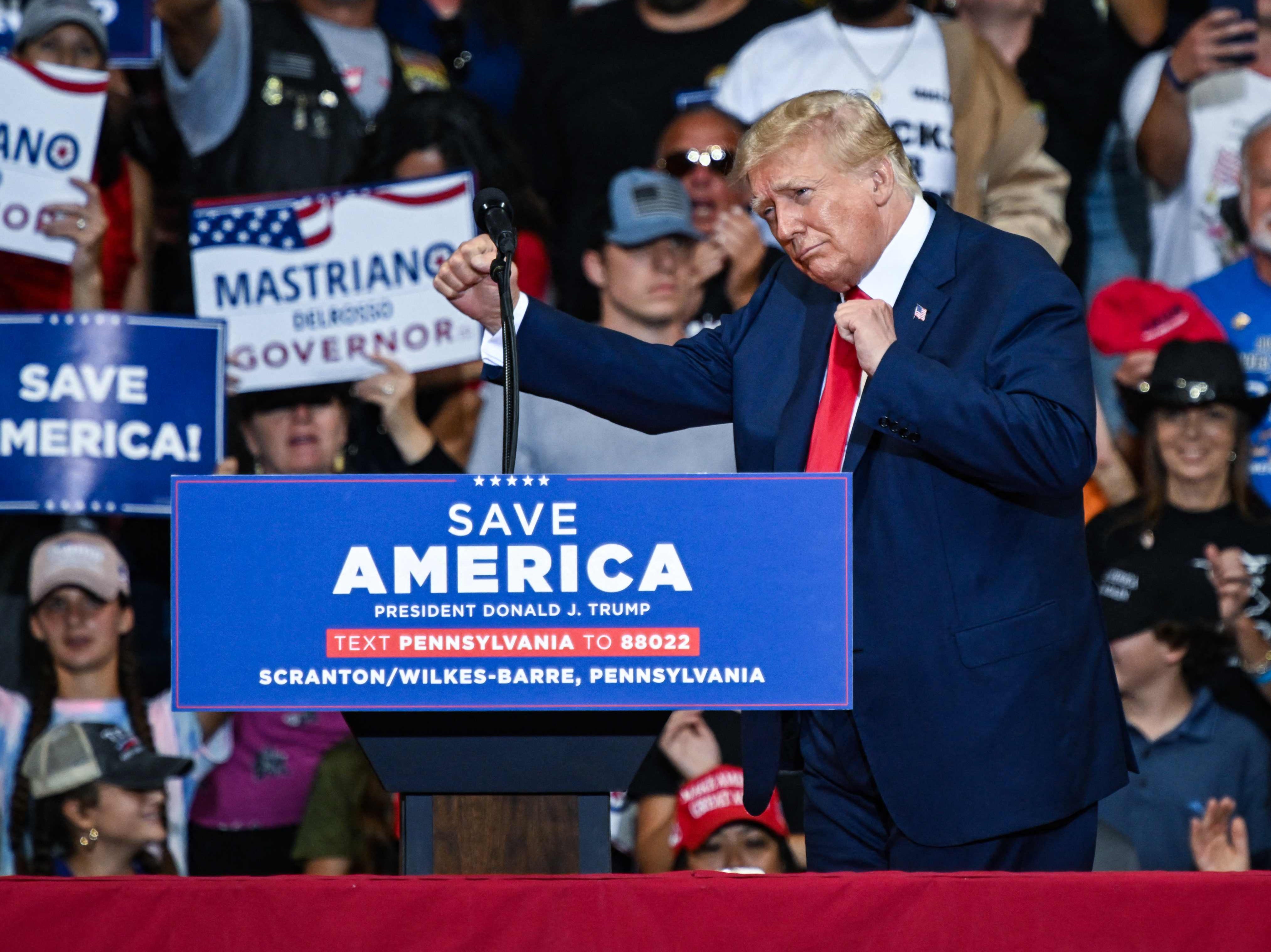 Trump dijo a colaboradores que guardaba documentos secretos sobre Rusia por miedo a que Biden los “triturara”