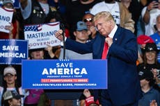 Trump dijo a colaboradores que guardaba documentos secretos sobre Rusia por miedo a que Biden los “triturara”