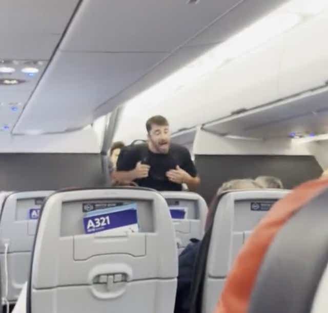 El hombre fue captado despotricando y delirando en un vuelo de American Airlines