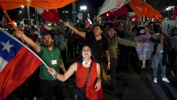 Miles de chilenos celebran rechazo a la nueva Constitución