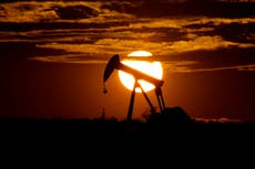 OPEP+ reduce un poco el suministro petrolero