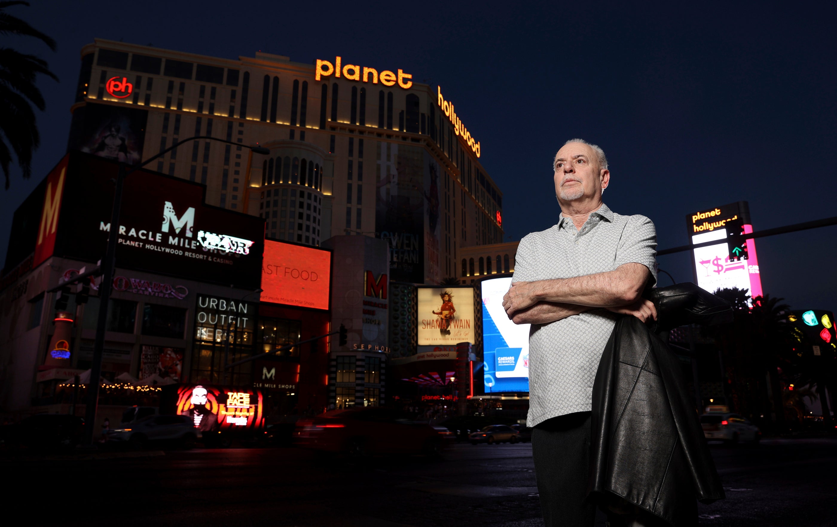 Jeff German, presentador de “Mobbed Up”, posa con el Planet Hollywood de fondo en el Strip de Las Vegas