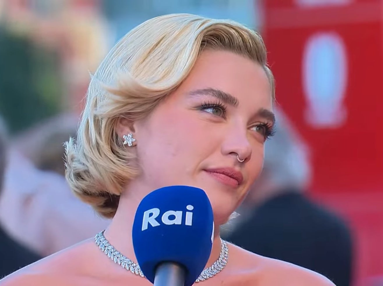 Florence Pugh hace un comentario ambiguo sobre lo inspirador que es “diferir y decir que ‘no’”