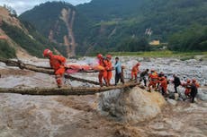 Sismo deja 65 muertos y causa deslaves en suroeste de China